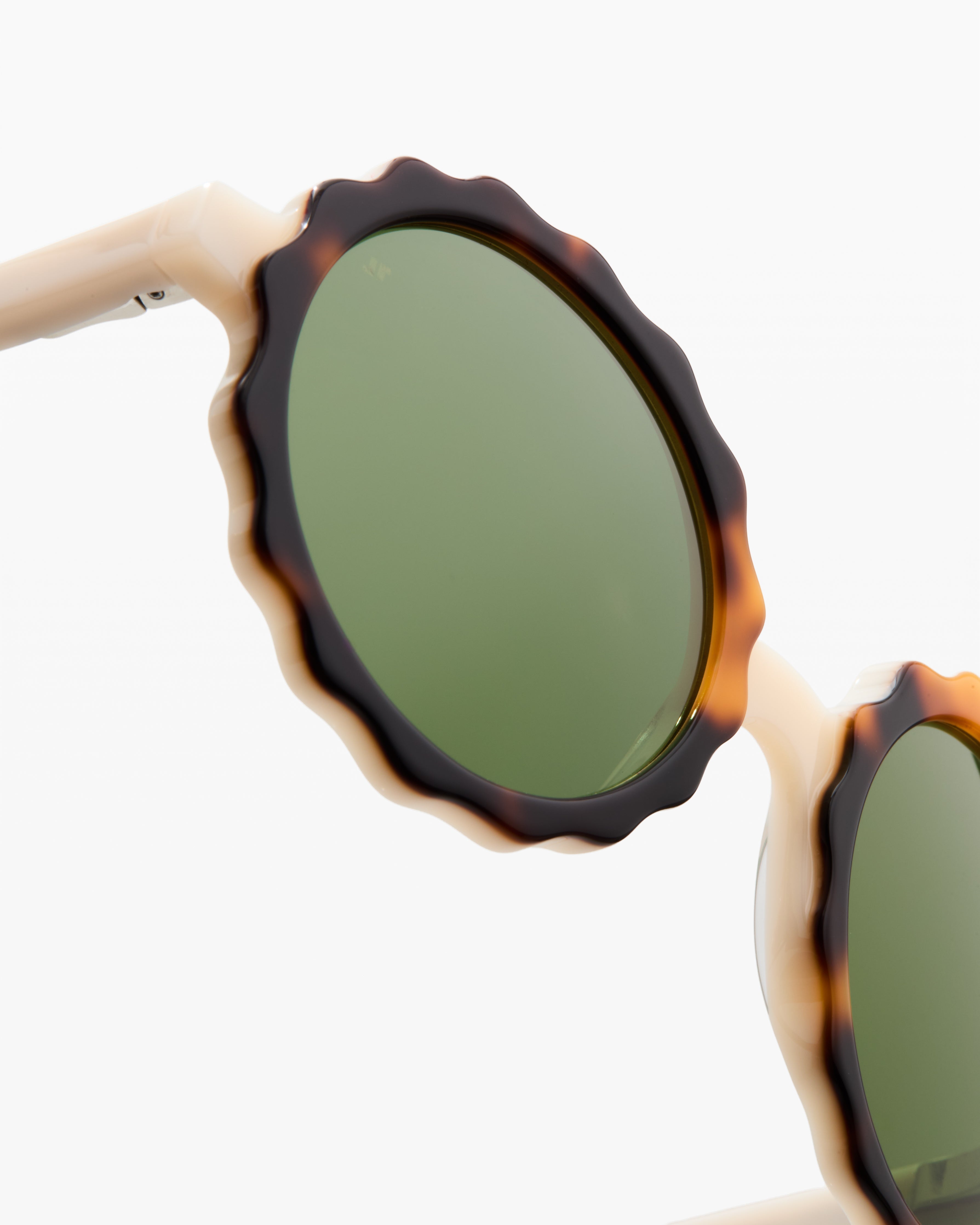 Compact The Mini Lily for Everyday Essentials